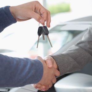 Покупатели новых автомобилей всё ещё переплачивают из-за оплаты картой